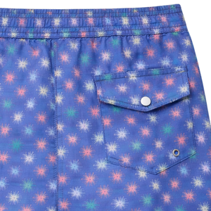 Shorts de bain recyclés pour hommes, imprimé étoile de mer multicolore, séchage rapide, avec taille élastique et poches à cordon - Product Image 4