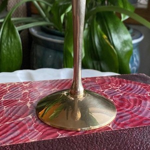 Par de copas de latón macizo vintage, flautas de champán grabadas con flores, etiqueta adhesiva original hecha en la India - Product Image 4