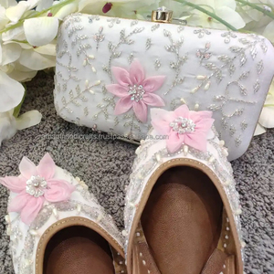 Fait à la main Punjabi mariée Juttis artisanat de luxe Rajasthani brodé Mojaris personnalisé acier orteil appartements bas prix tendance de la mode - Product Image 1