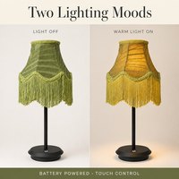 Apportez un peu de romance de jardin à chaque table : lampe de table sans fil vintage verte avec des pompons en tissu pour la décoration de réception de mariage