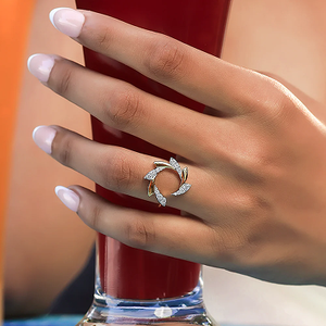 Anillo de Cóctel con Diamantes Geométricos, Oro Amarillo, Engaste Pavé, Estilo de Compromiso Unisex de Lujo - Product Image 3