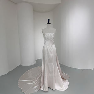 Vestido de Novia Moderno Brillante con Cuello Barco, Satén, Corte Sirena, Cola Capilla, Encaje y Flores de Cristal para NT121 - Product Image 3