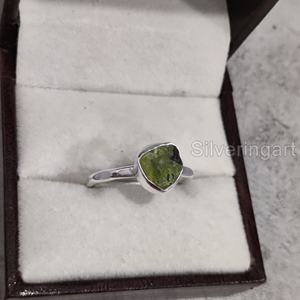 Anillo de Plata de Ley 925 Martillado con Peridoto Natural en Bruto, Gema de Nacimiento de Agosto, Joyería de Piedra Rústica para Mujer - Product Image 3