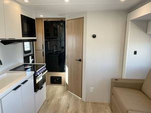 Prix Réduit Caravane de Voyage Légère et Moderne Winnebago Thrive 18FBS 2022-2024 d'Occasion, Capacité 6 Personnes, Prête à l'Exportation - Product Image 3