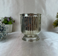 Grand vase de jardinière en métal argenté de luxe pour l'intérieur avec pot de fleurs surélevé Miroir de sol élégant pour le jardin et l'intérieur