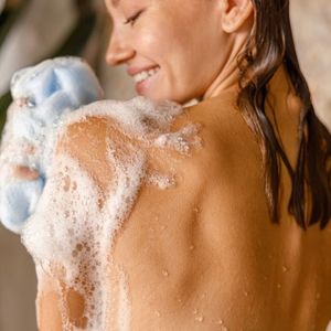 Base de Gel de Ducha Perla para Uso Diario, Hidratante y Blanqueador, con Aromas Herbales de Fresa, Jazmín, Pepino, Lavanda y Limón - Product Image 2