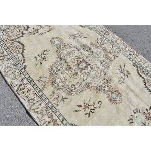 Alfombra de lana marrón beige de 5,4x8,9 pies vintage hecha a mano estilo turco clásico con respaldo de látex de diseño de retazos para uso junto a la cama - Product Image 5