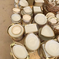 Vaisselle en Gros pour Hôtels : Assiettes Plates Céramique Blanches et Dorées de Tailles Variées, Sets de Vaisselle en Céramique Blanche et Dorée