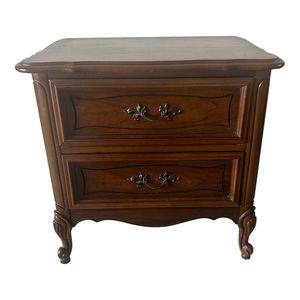 Chevet élégant de style français en acajou avec 2 tiroirs, détails sculptés à la main, quincaillerie métallique classique, meubles de chambre à coucher - Product Image 1