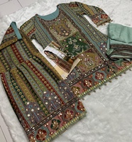 Costume Salwar Pakeeza de Sayuri en soie crêpe lourde avec imprimé numérique multiple et travail Aari, parfait pour les occasions festives