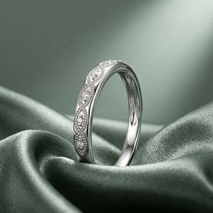 Anillo de Boda de Media Eternidad Personalizado en Oro de 14K con Piedras Talladas de Claridad VS - Product Image 4