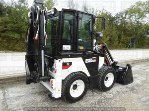 รถตักล้อยางขนาดเล็ก HMK 62T เครื่องยนต์ดีเซล สำหรับงานเกษตรและก่อสร้าง ใช้เครื่องยนต์ Kubota มาตรฐาน EPA สีดำ น้ำหนัก 3500 กก. - Product Image 4