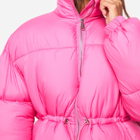 Jaket Puffer Wanita OEM Warna Pink Bahan Katun Ukuran Besar Tahan Air Berhias Mutiara Hangat Berlapis Kapucong Resleting Logo Kustom Rivet