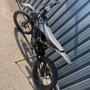 Moto tout-terrain électrique Surron Light Bee X de qualité supérieure, batterie au lithium 60V 40Ah, autonomie de 75 km, autonomie de 3 à 5 heures, stock disponible SurRon - Product Image 3