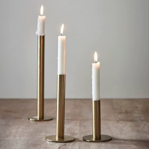 Porte-bougie en métal doré élégant avec un design artistique pour les décorations de mariage, les fêtes d'anniversaire, les hôtels et les intérieurs - Product Image 1