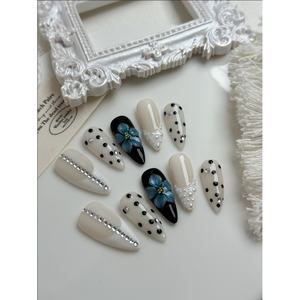 Ongles à presser Parisian Pearl Petals, décoration élégante pour ongles avec perles - Product Image 2