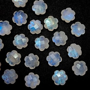 Briolette en forme de fleur de pierre de lune arc-en-ciel Flashy, pierre précieuse en forme de fleur à facettes en pierre de lune naturelle, perles sculptées à la main 10MM - Product Image 2