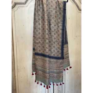 Pañuelo de Seda Ajrakh Tussar con Estampado a Mano de Estrellas al Atardecer, 100% Satén, Largo, Cuadrado, para Uso en Verano e Invierno - Product Image 2