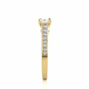 Anillo de Aniversario con Halo Oculto de Diamantes Redondos y Corte Princesa para Mujer - Product Image 2