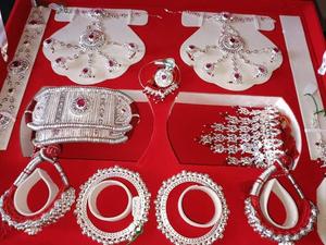 Conjunto de collar de plata para mujer Rajput con todos los accesorios 12 artículos que incluyen piedras de circón de color azul para bodas y regalos - Product Image 5