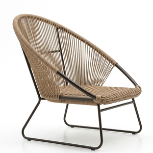 Fauteuil lounge d'extérieur Charlotte Brown tressé, avec structure en métal noir type traîneau et assise en corde, pour aménagement de patio, design artistique et décoratif - Product Image 1