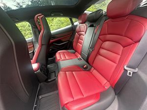 Offre exceptionnelle : Porsche Taycan 4S d'occasion 2020, propre et prête à être expédiée - Product Image 3