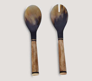 Ensemble de serveurs à salade en corne naturelle artisanale de luxe avec des poignées en bois poli uniques et effilées, grande cuillère à mélanger et à servir - Product Image 3