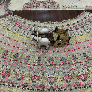 ชุดแต่งงานที่สวยงามปักเลื่อมทำงาน lehenga กับกระป๋องและชั้นผ้าใบ - Product Image 1