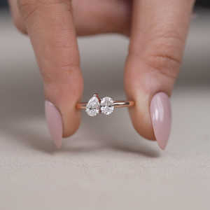 Bague Toi et Moi en Diamant de Laboratoire, Tailles Poire et Ovale, Bande de 2,0 mm, Couleur F (Blanc pour Platine), Options en Argent Sterling/Platine/Or - Product Image 1