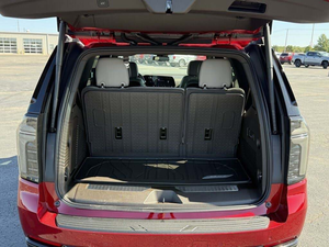 Chevrolet Tahoe Z71 4WD Automático Rojo 2024, Llantas de Aleación Usadas R18, Asientos de Cuero, Sistema de Navegación Ligero, Arranque Remoto, Volante a la Izquierda - Product Image 4