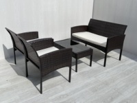 Ensemble de salon moderne 4 pièces en rotin tressé marron avec structure en acier, table basse et coussins blanc crème en verre trempé pour jardin et salon