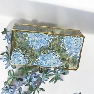 กล่องเครื่องประดับโลหะทรงสี่เหลี่ยมลายดอกไม้ที่ออกแบบโดยดีไซเนอร์เคสเก็บของมีสไตล์เหมาะสำหรับการเดินทางบรรจุภัณฑ์ของขวัญหรือตกแต่งบ้านจากอินเดีย - Product Image 2