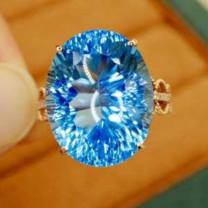 Anillo de oro de 14 quilates con Topacio Azul suizo, claridad del cielo, brillo cálido, esculpido, calma, pensamiento radiante, presencia pura, luz profunda, forma equilibrada, resplandor - Product Image 1