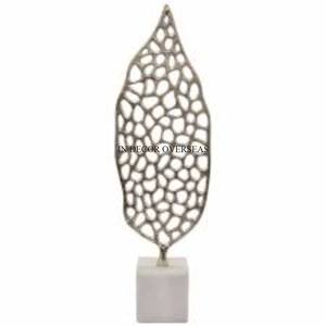 Escultura de mesa de Metal de calidad lujosa de diseñador de hojas de lujo chapada en oro de alta calidad con Base de mármol blanco de la India - Product Image 4