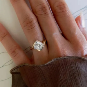 4 Ct Asscher Shape Lab Grown Diamond Half Bezel Set Anillo Diamante Anillo de bodas 14K Oro amarillo F Color VVS2 Clarity IGI Certified - Product Image 2