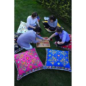 Housse de coussin carrée en lin traditionnel 80x80cm, double face, motif ethnique, pompons, broderie bohème rouge pour la maison - Product Image 5