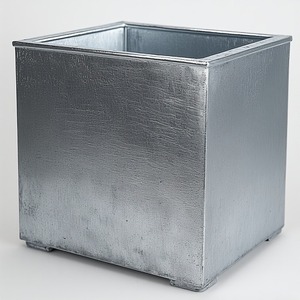 Bougeoir royal de Noël en aluminium soulignant la brillance polie idéal pour le style saisonnier de luxe et la décoration intérieure élégante - Product Image 1