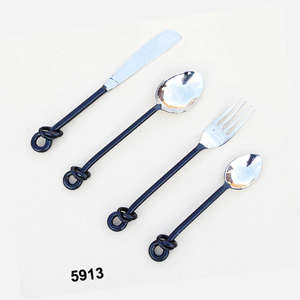 Cuchillo Negro de Hierro Forjado a Mano para Caza con Mango Largo - Product Image 4