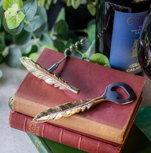 Ouvre-bouteille de bière A Team Products pour cadeau ou fête dans une boîte cadeau décorative Plume de mariage, de fiançailles et d'anniversaire - Product Image 2
