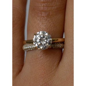 Bague en diamant rond de la collection Elizabeth, élégante et au charme naturel - Product Image 3