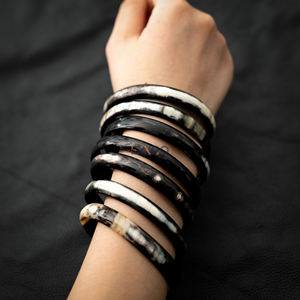 Pulseras de Cuerno de Búfalo Natural Pulido de Diseño Bohemia, Brazaletes Negros de Lujo Hechos a Mano en Vietnam, Venta al por Mayor de Moda Personalizada - Product Image 6