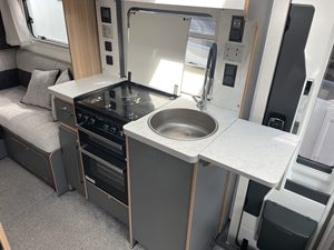 Autocaravana Sprinter Muy Limpia, 4x4 Todoterreno, con Volante a la Derecha, 4WD, RV para Todo Terreno con Sola - Product Image 6