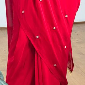 Sari de Georgette Rojo de Lujo con Bordado a Mano de Espejos, para Bodas/Eventos de Invierno/Verano, Largo hasta el Suelo, de Secado Rápido, para Mujer - Product Image 4