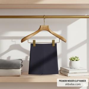 Cintres en <span class=keywords><strong>bois</strong></span> de chêne écologiques haut de gamme avec pinces en bronze antique pour l'affichage de boutiques de luxe - Product Image 3