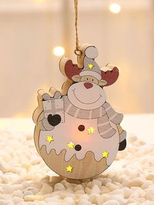 Ornement suspendu de Noël en bois élégant avec finition sans paillettes parfait pour une décoration de fête écologique - Product Image 3