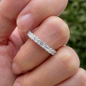 Soild 14K or blanc 2.5MM coupe princesse Moissanite 3/4 alliance d'éternité, minimaliste mariée élégante bande assortie à empiler - Product Image 2