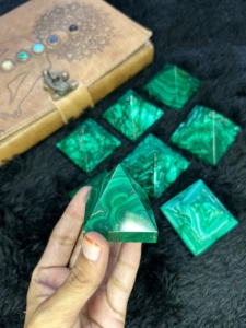 Pirámide de Malaquita Verde Natural Tallada, Productos Espirituales para la Sanación y Energía del Amor, la Mejor Calidad de Gujarat, Venta al Por Mayor - Product Image 1