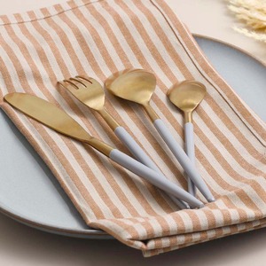 Ensemble de couverts de vaisselle à poignée grise de qualité supérieure avec ustensiles en acier inoxydable pour table de service cuisine et occasions de fête - Product Image 5