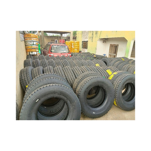 Nettoyer et inspecter les pneus de camion d'occasion pour l'expédition - Product Image 6