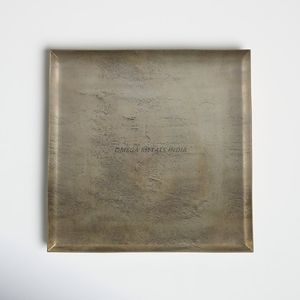 Plateau de service rectangulaire argenté élégant avec poignées complexes et surface lisse parfait pour le divertissement et la décoration élégants - Product Image 6